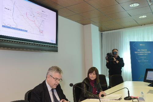 Luigi Ferraris (Amministratore delegato Terna) e Debora Serracchiani (Presidente Regione Friuli Venezia Giulia) alla conferenza stampa "Via i tralicci dalla Bassa friulana" - Udine 21/11/2017